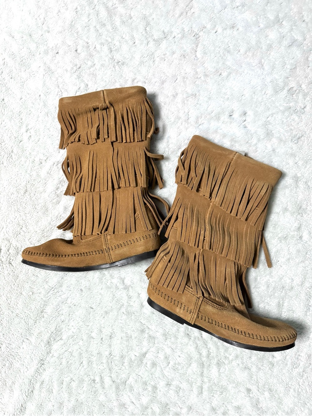 NIB- Minnetonka Moccasins Women’s 1637T 3 layer Fringe Seude Boots Taupe - Picture 3 of 16